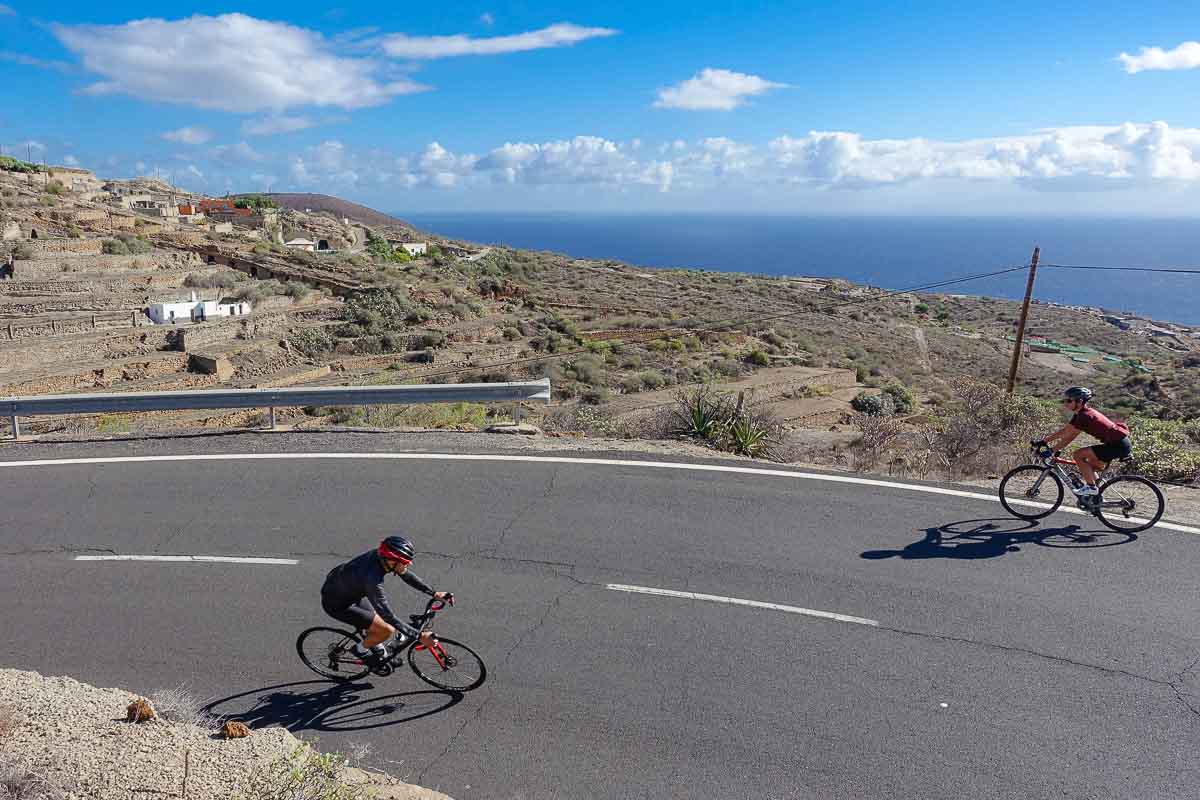 Ciclisti si incrociano lungo la strada vecchia del sud a Tenerife