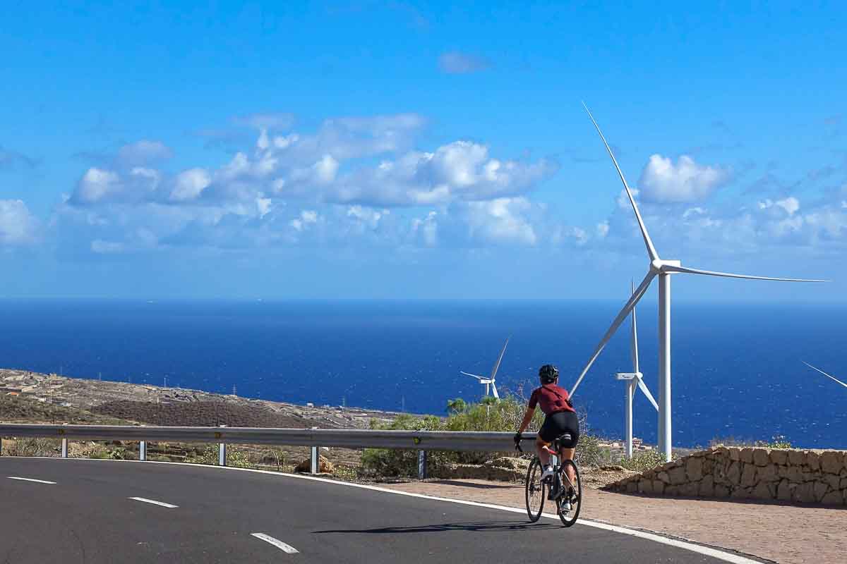 Ciclista e parco eolico a Tenerife