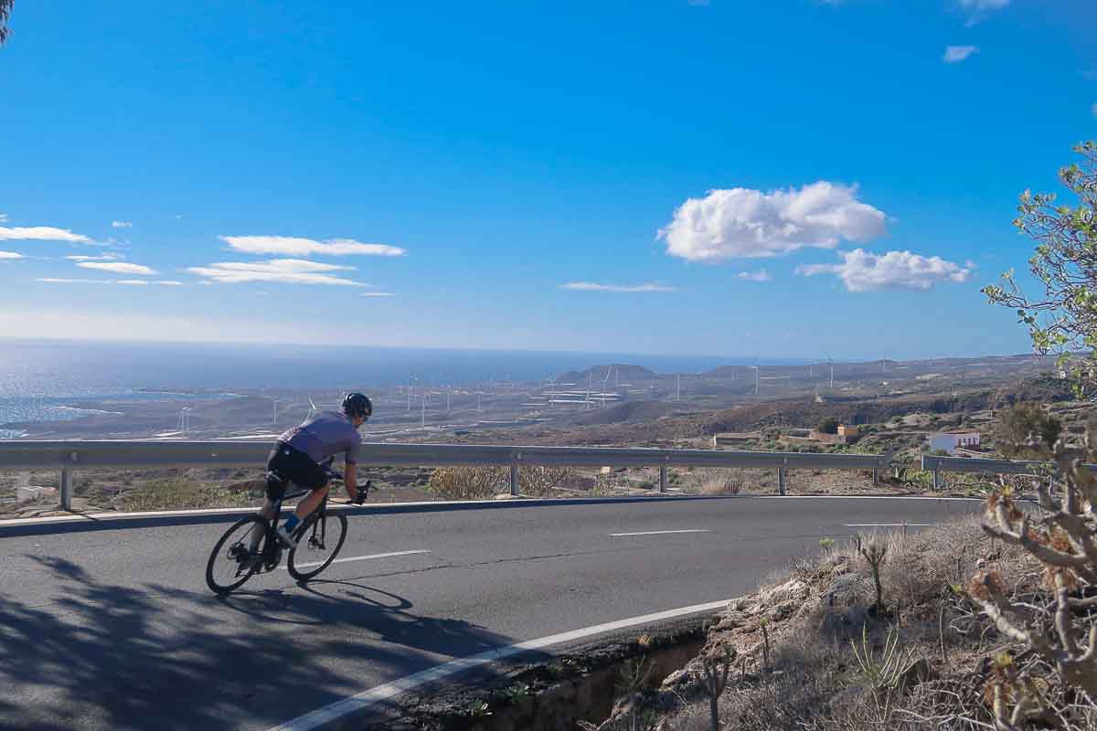 Sullo sfondo il gigantesco parco eolico di Tenerife