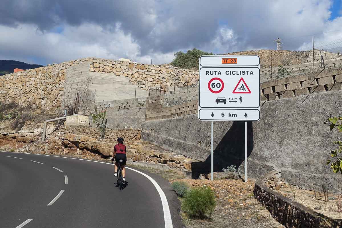 Cartello di avviso presenza ciclouristi sulla strada vecchia del sud a Tenerife