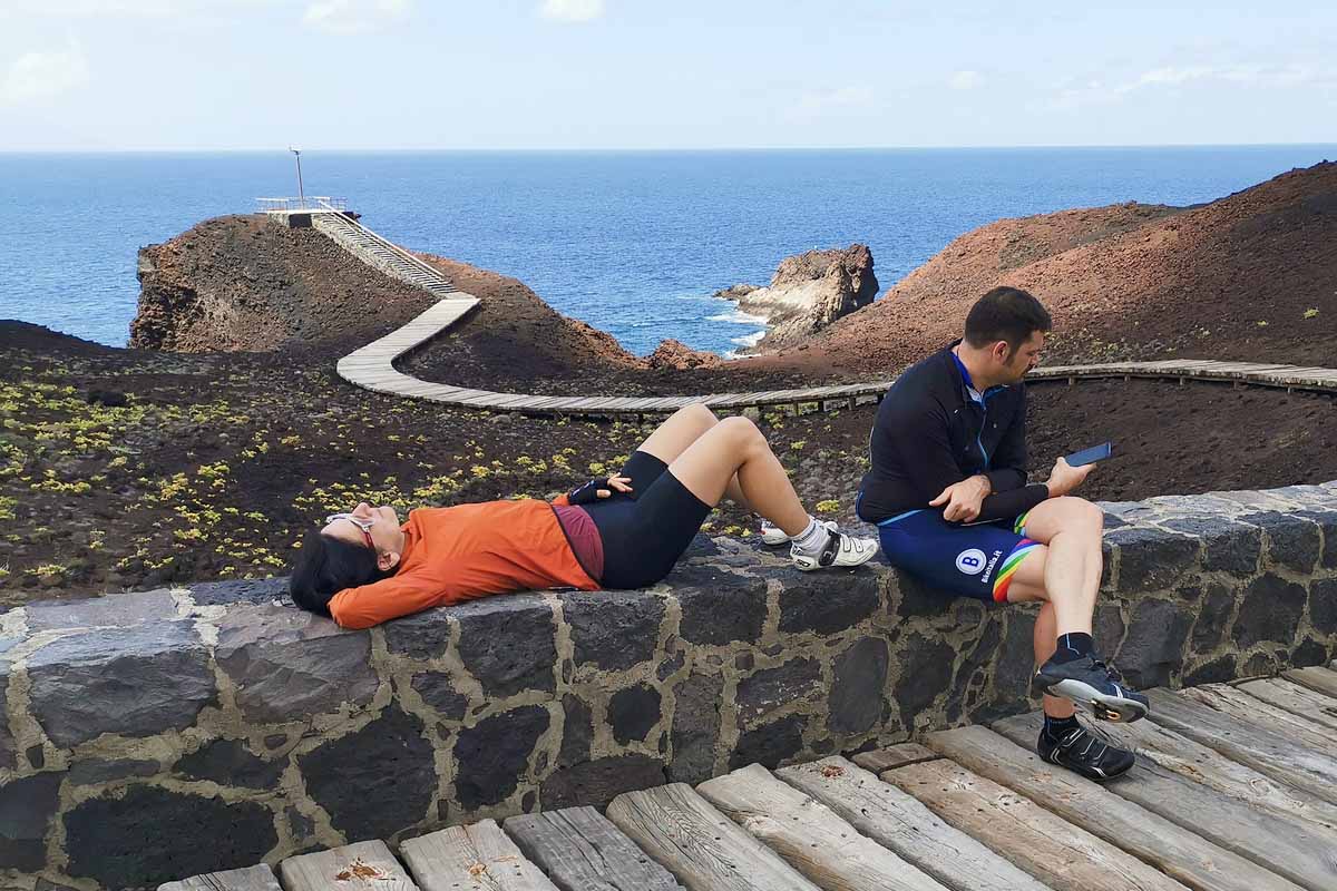 Ciclisti fanno pausa a Punta di Teno