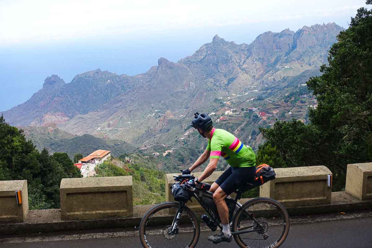 Ciclista guarda verso valle dalle montagne di Anaga