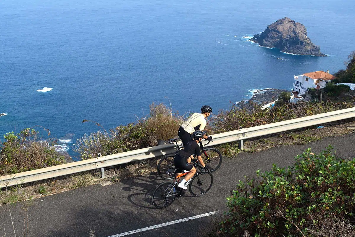 Tenerife in bicicletta: una coppia percorre la scenografica salita da Garachico
