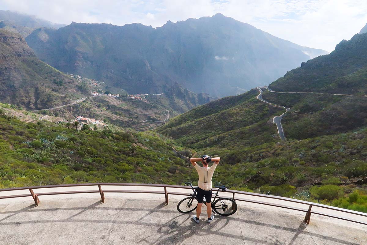 Un ciclista ammira la valle di Masca