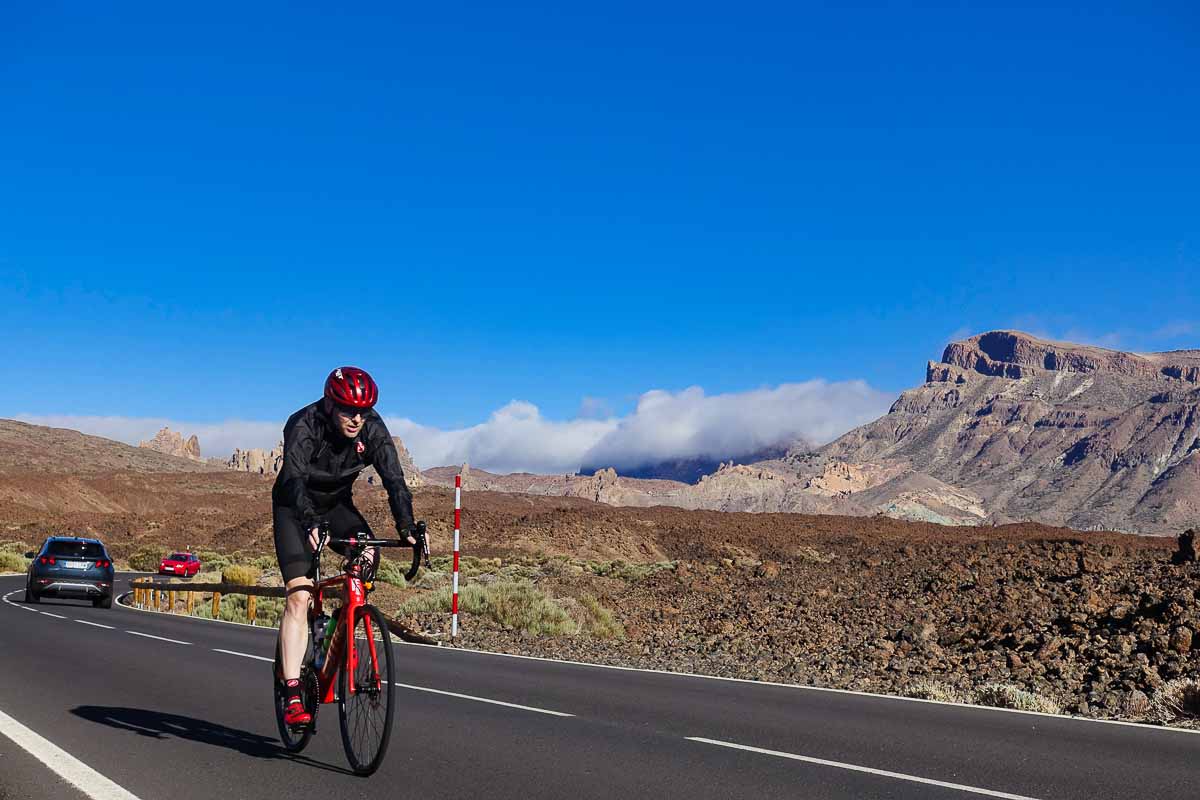 Ciclista attraversa il deserto del Parco Nazionale del Teide a Tenerife
