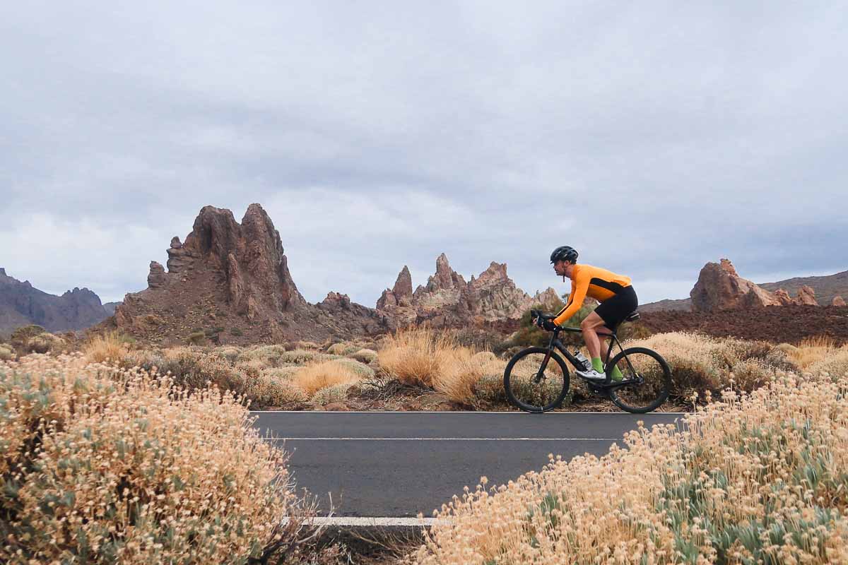 in bici da corsa nel Parco Nazionale del Teide