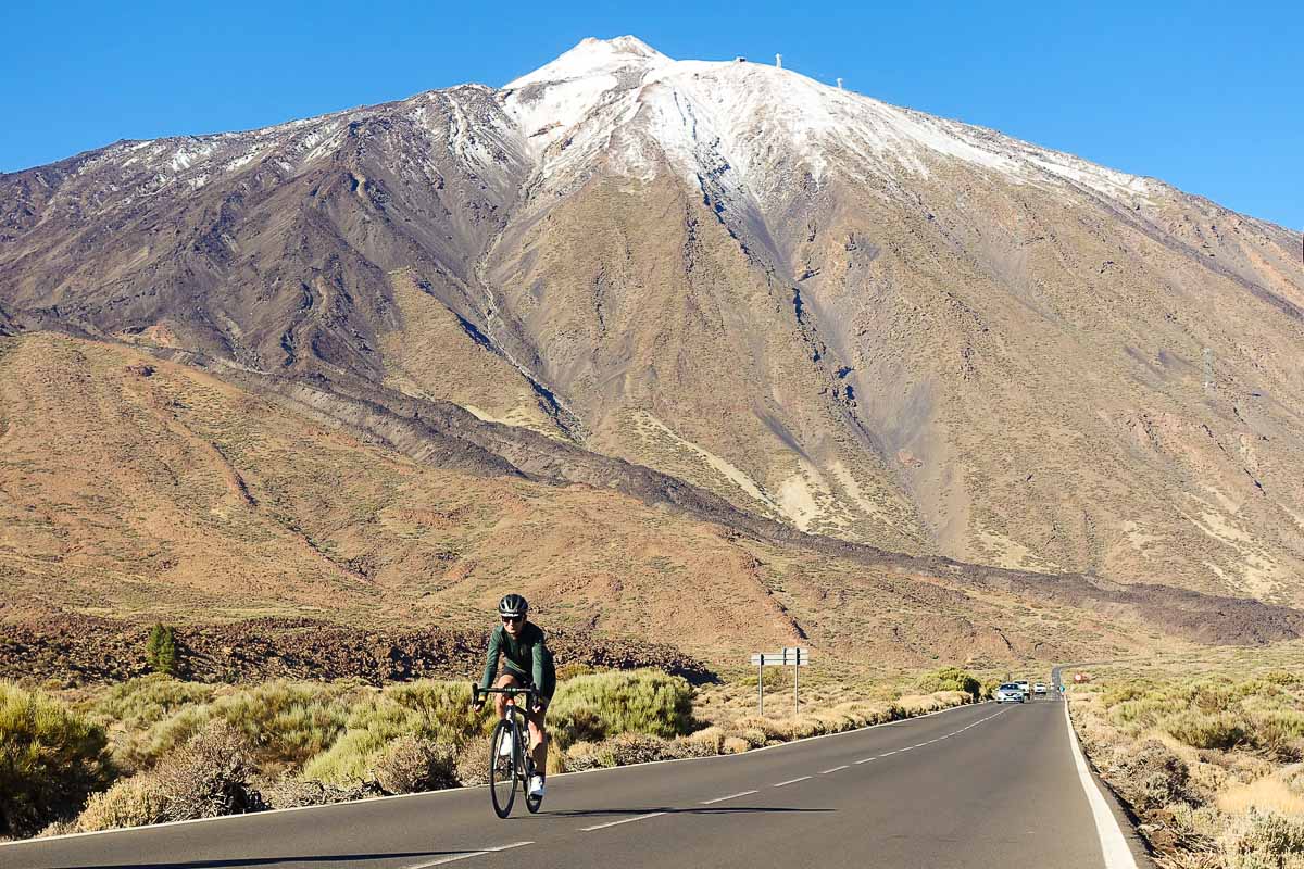 Ciclista pedala davanti al Teide nel Transtenerife