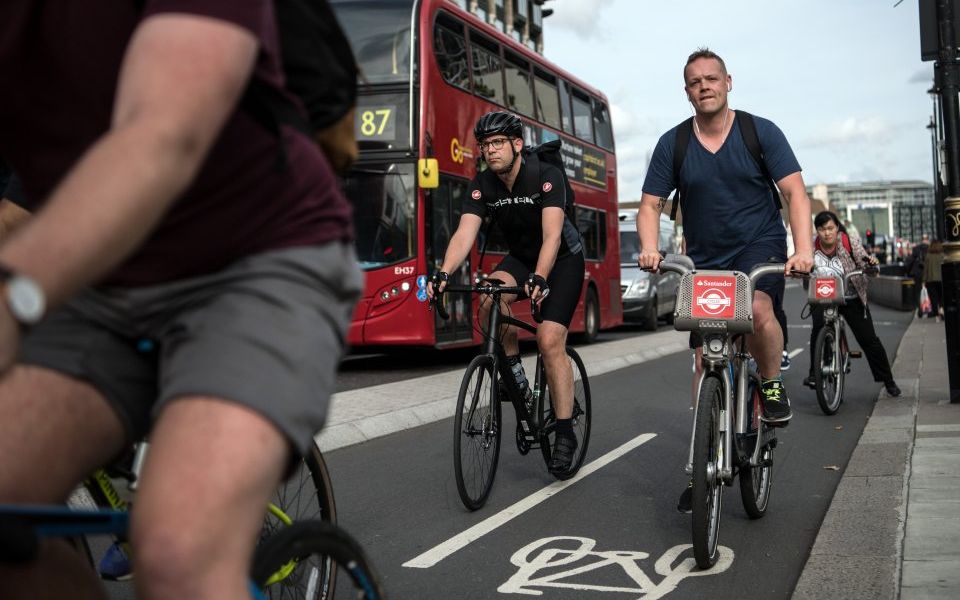 Londra: sulle strade principali il numero di ciclisti supera quello delle auto