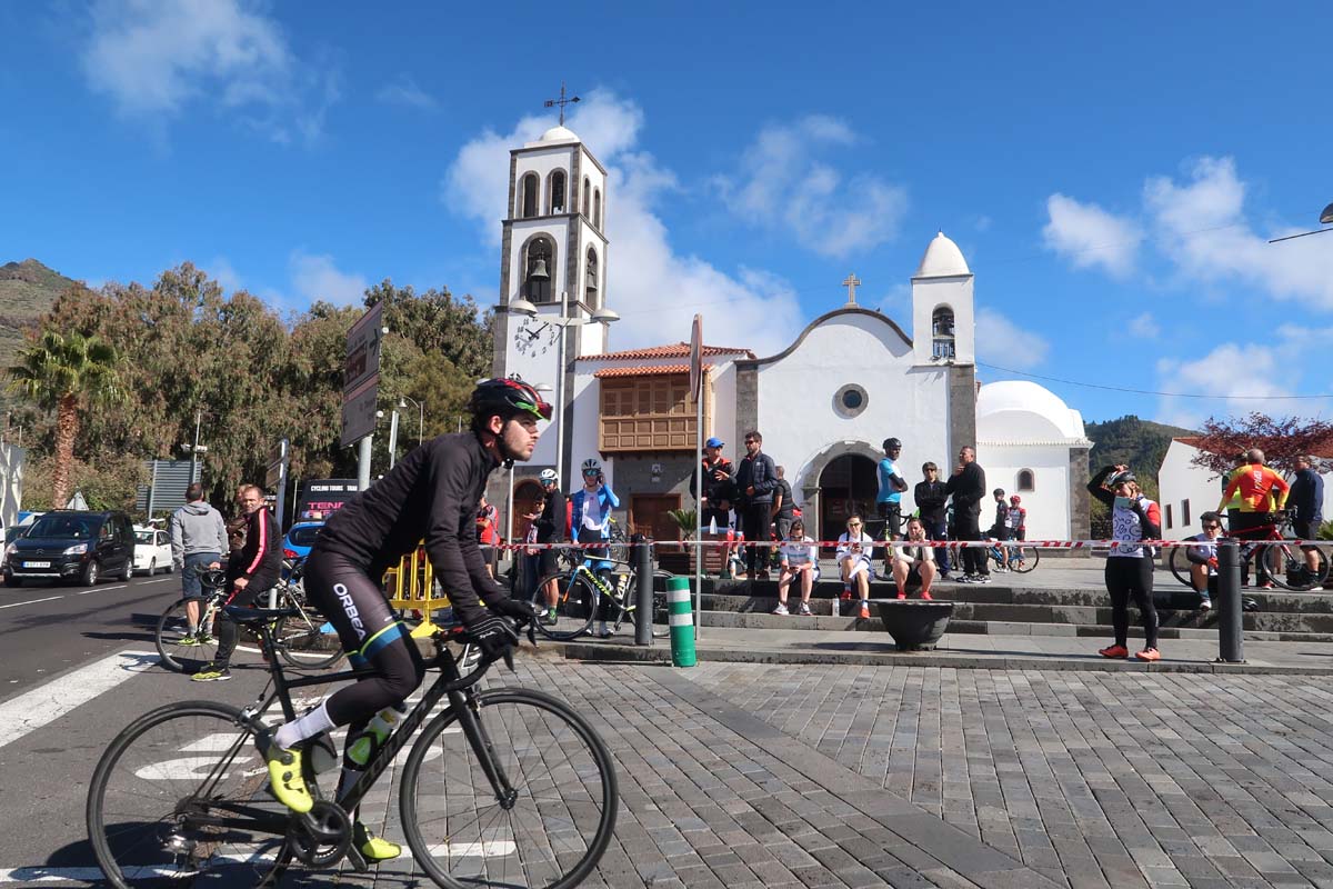Un ciclista entra a Santiago del Teide
