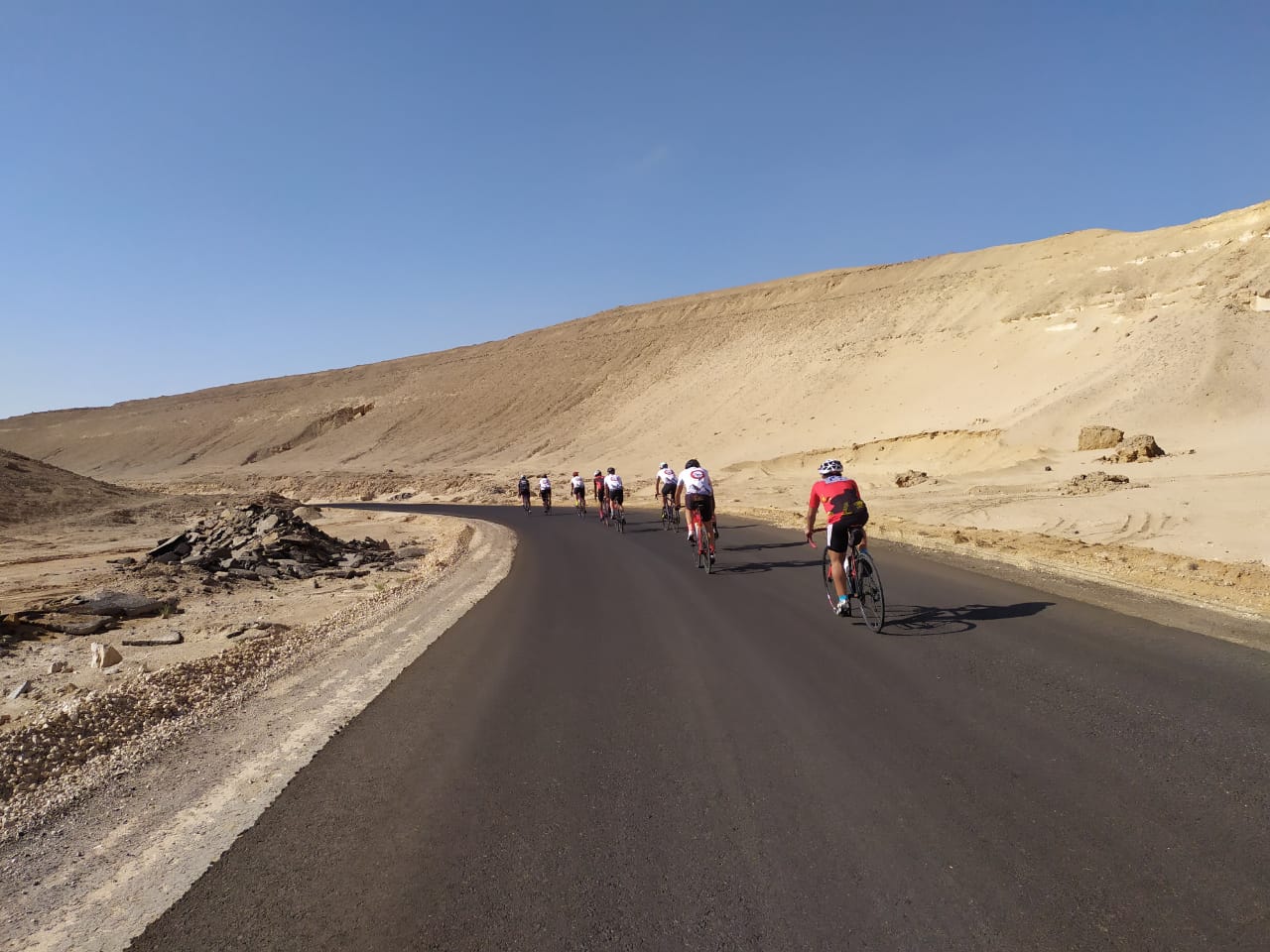 Egitto in bici da corsa vento deserto piramidi