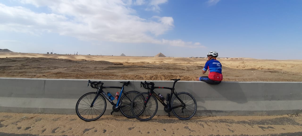 Sosta con vista sulle piramidi Egitto bici da corsa