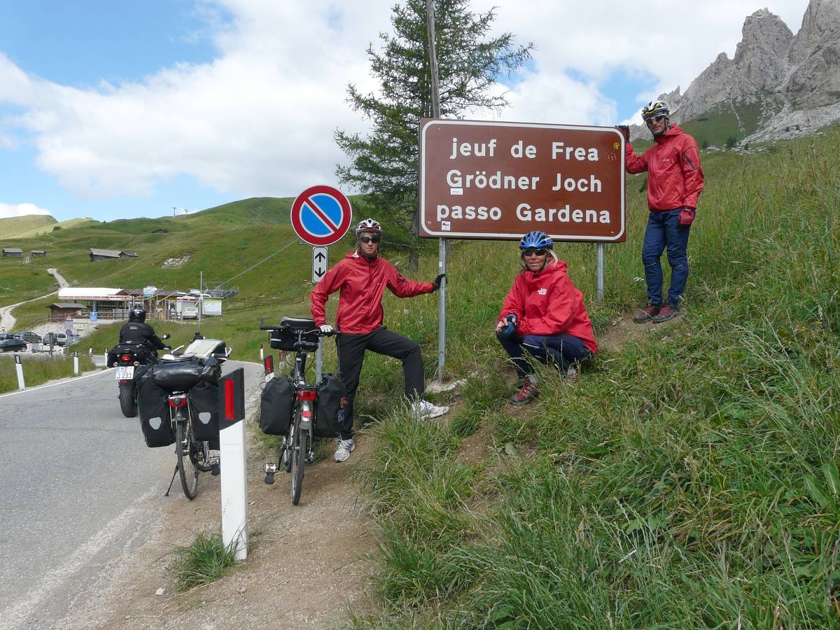 Passi dolomitici in bici foto di famiglia