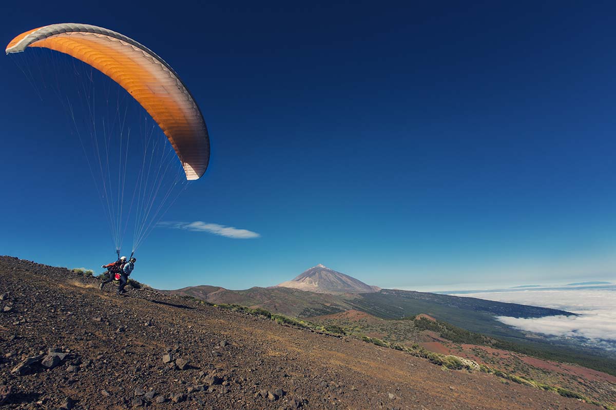 La fase di lancio di un parapendio a Tenerife dalla base del Teide