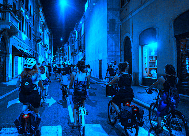 Brescia in bici notte in blu biciplan