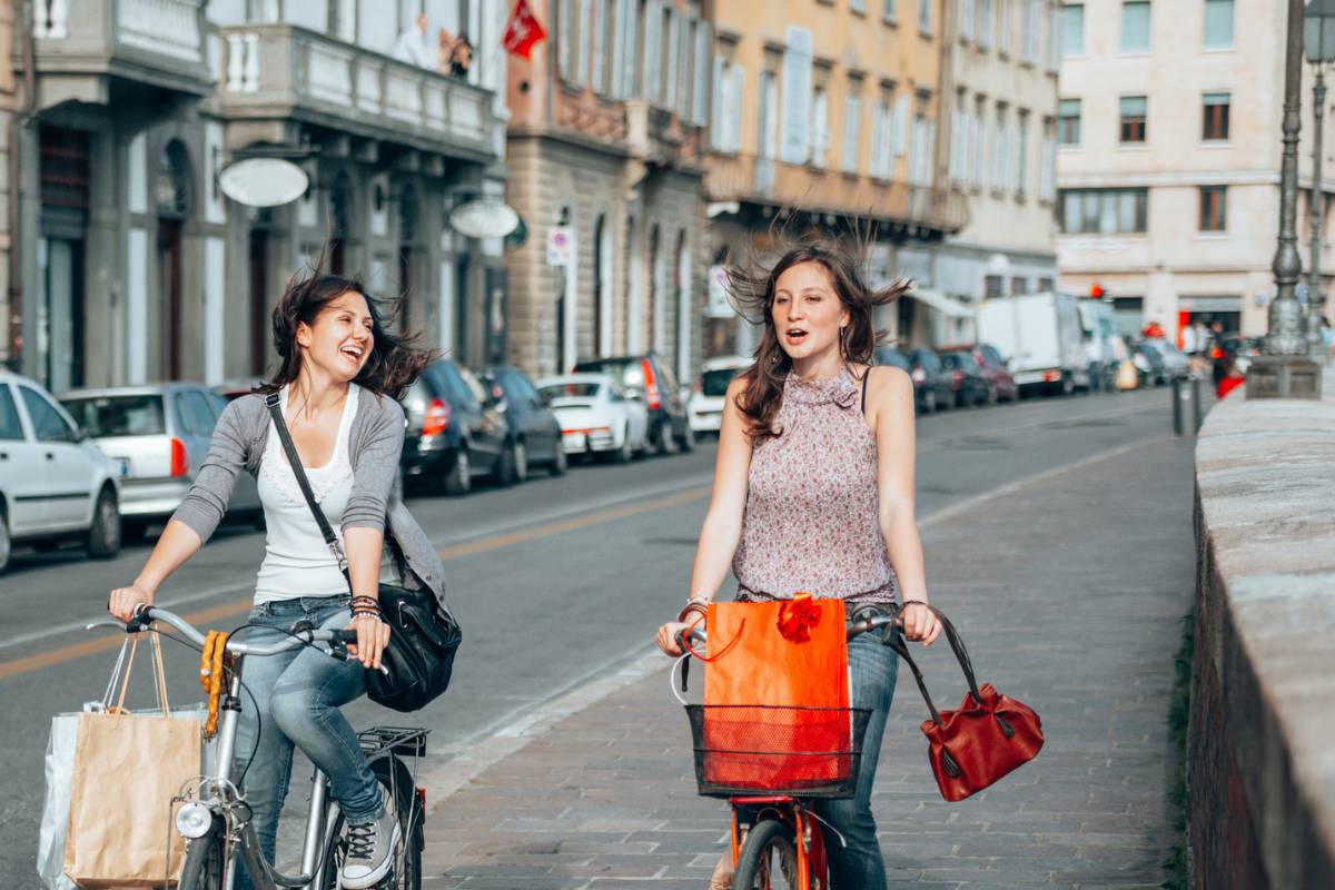 Ragazze in bici a Pisa - ©frankreporter istockphoto