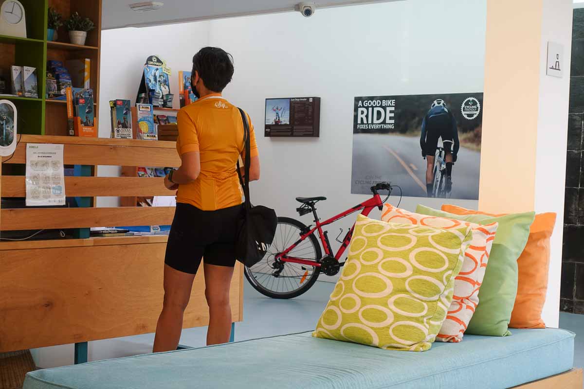 accoglienza di un cicloturista in un Bike Hotel - Catalogna