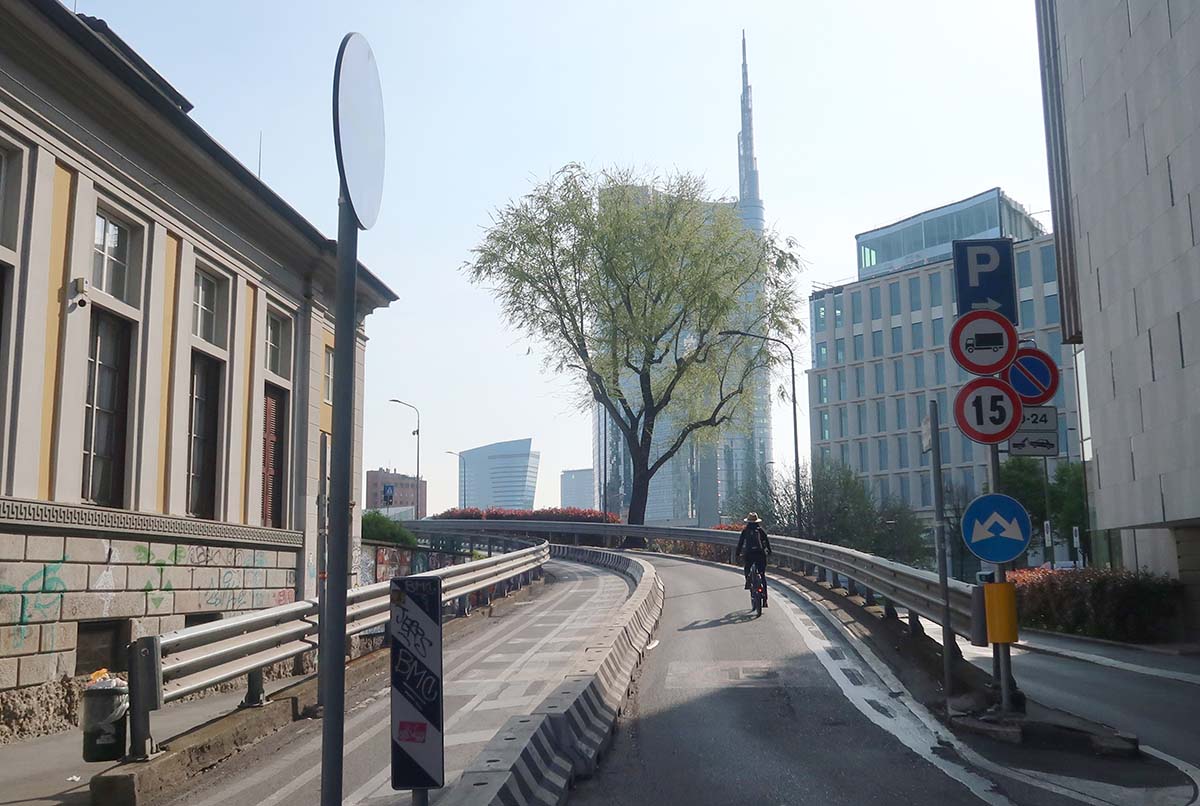 Cavalcavia Bussa Milano in bicicletta