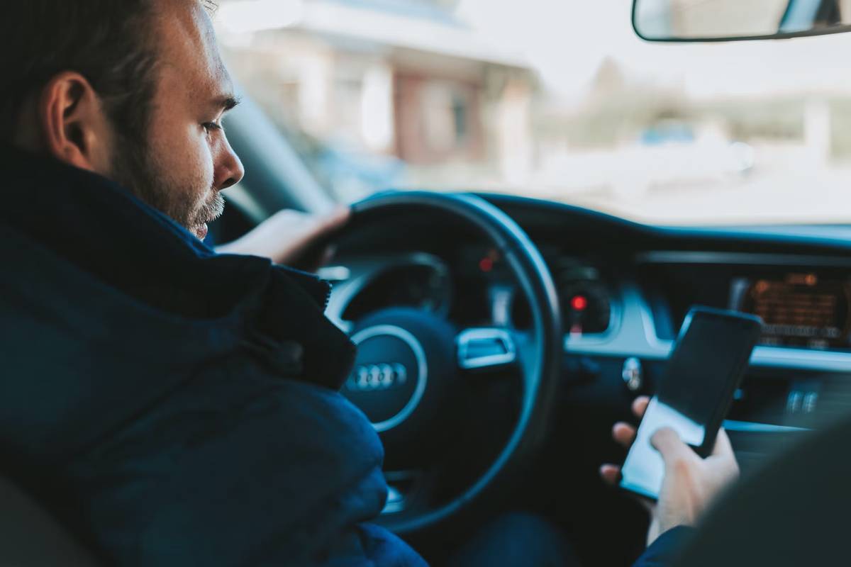 Arriva la proposta: sospensione immediata della patente per chi usa il cellulare alla guida
