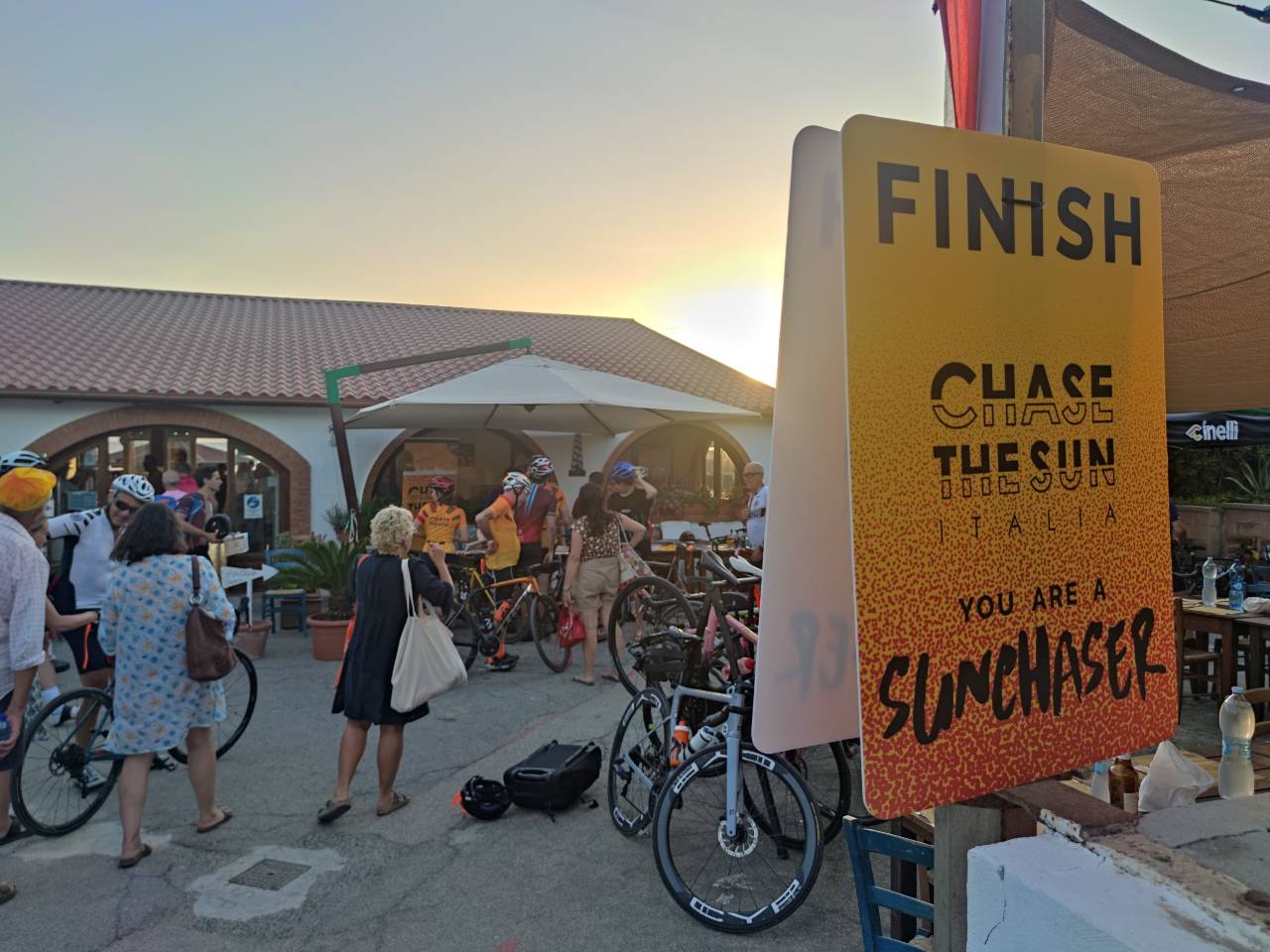L'arrivo a Tirrenia della Chase the Sun 2022