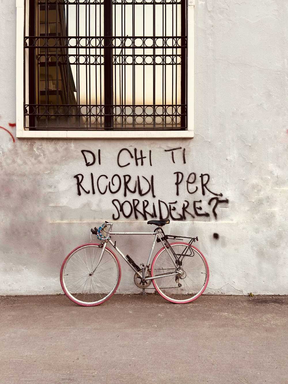 Bici Ilaria Fiorillo scritta sul muro