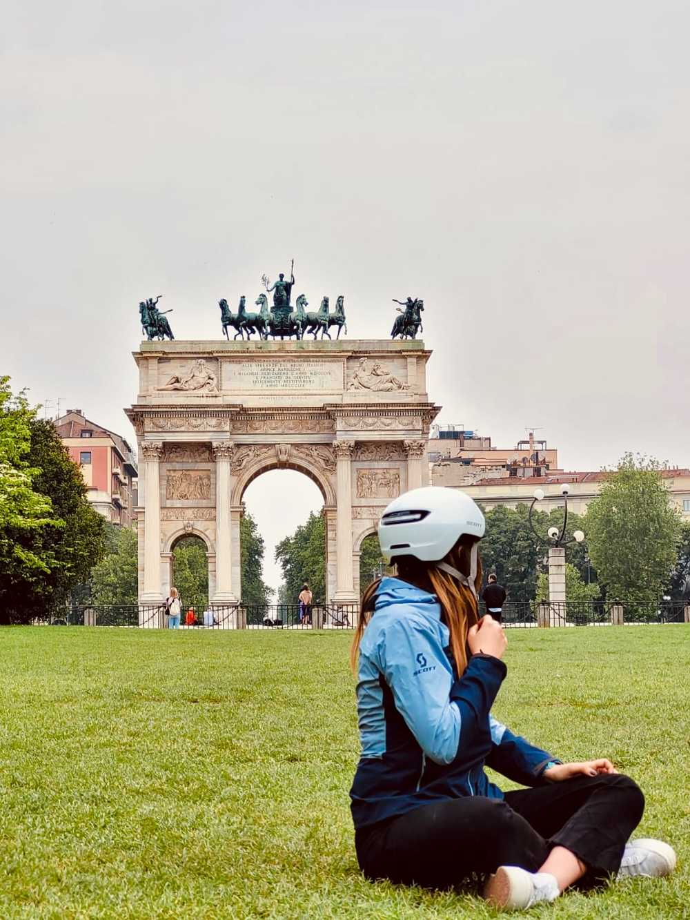 Ilaria Fiorillo in bici a Milano Arco della Pace