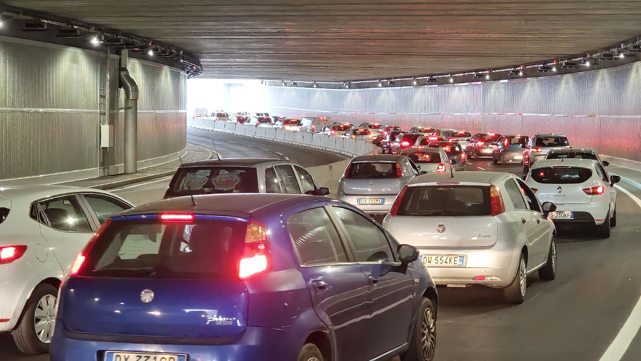Torino il sottopassaggio Grosseto costato 7,5 milioni e 4 anni di lavori si intasa il primo giorno di apertura alle auto