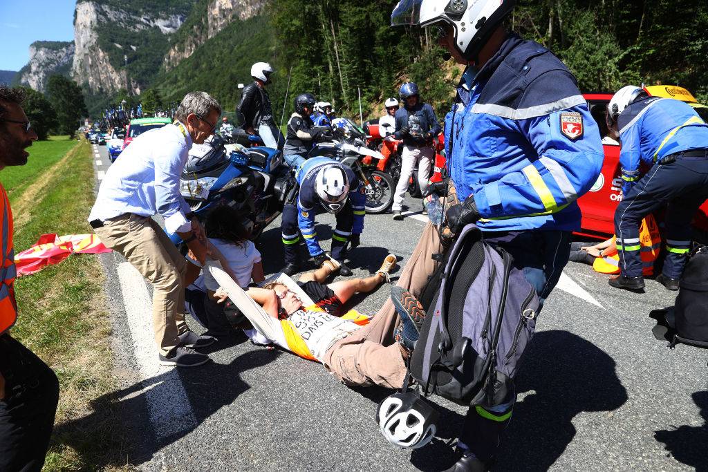 Tour de France protesta degli attivisti per il clima ferma la decima tappa