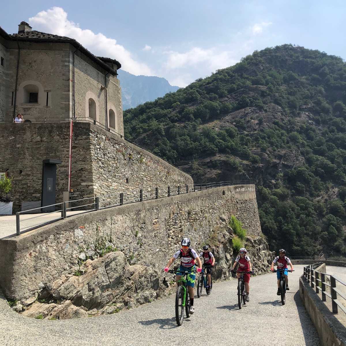 Valle d'Aosta cicloturismo ebike Forte di Bard salita