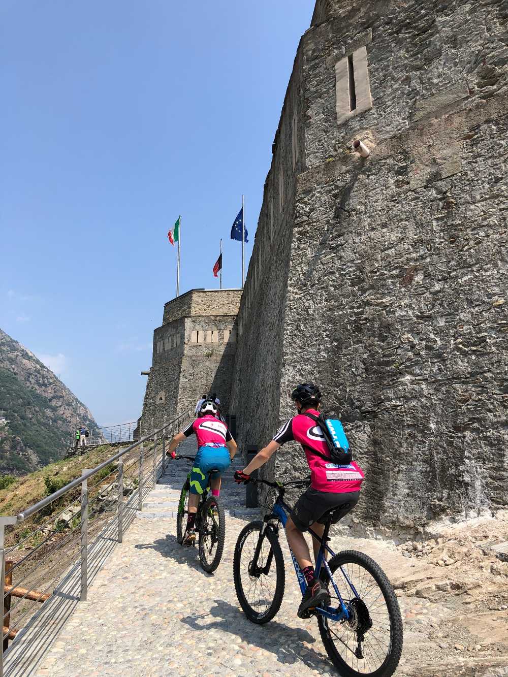 Valle d'Aosta ebike Forte di Bard cicloturismo