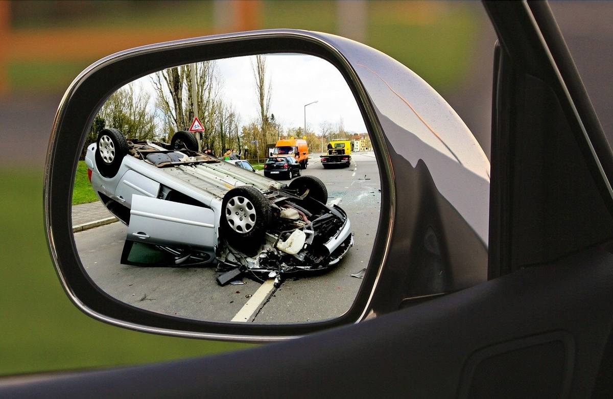 Incidente stradale auto pericoli automobile