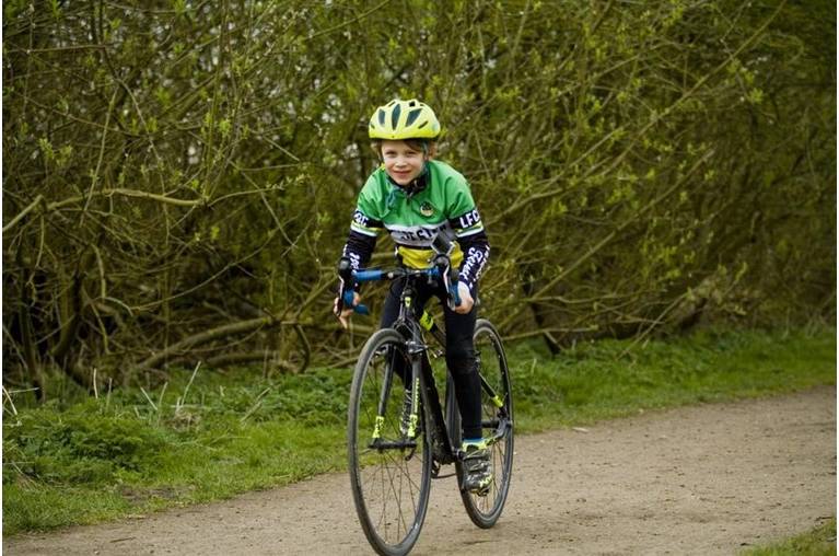 Bambino di 7 anni pedala da Londra a Parigi in memoria del suo papà
