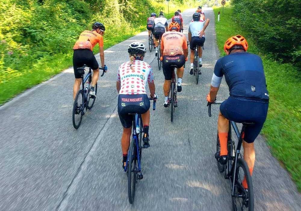 Gruppo ciclisti su strada Carnia in bici da corsa
