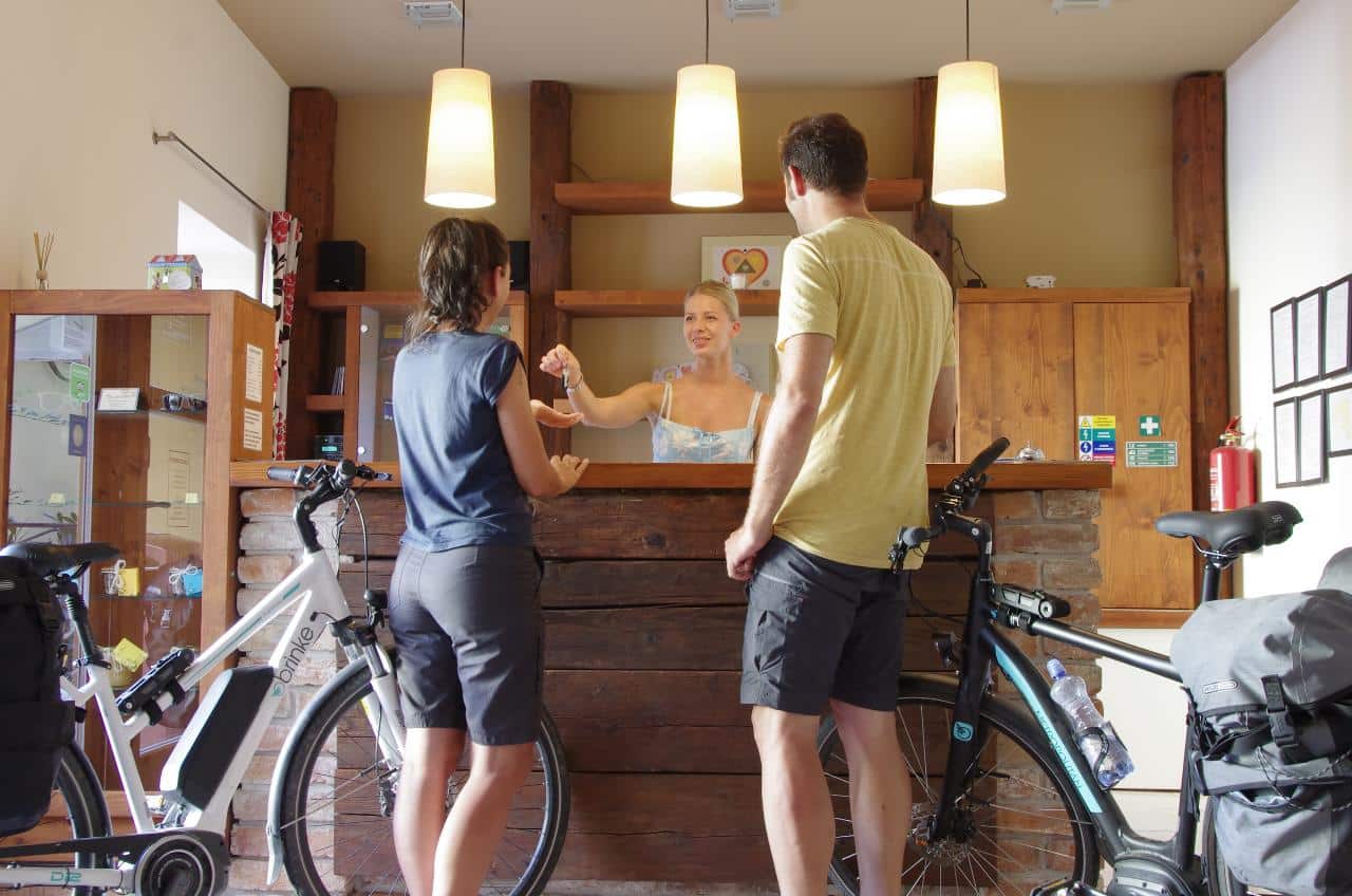 Accoglienza di cicloturisti in reception - cicloturista Bike Hotel