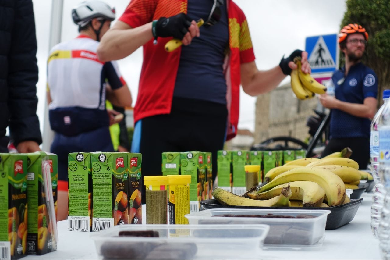 Cosa mangiare durante un’uscita in bici: ciclismo e alimentazione