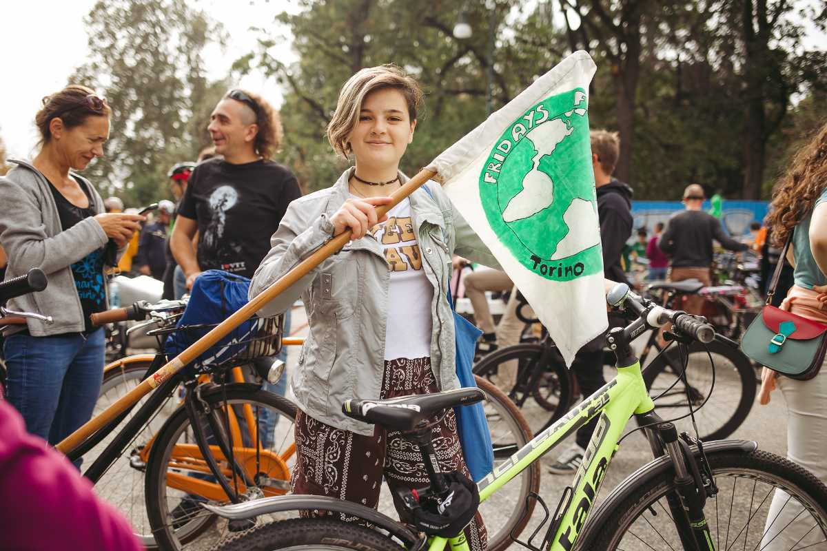 Bike Pride Torino attivista in bicicletta Fridays For Future