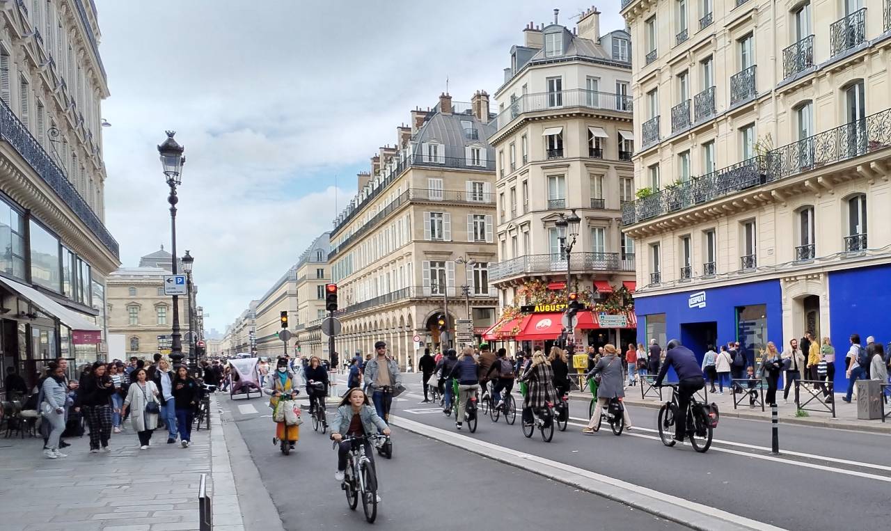 Biciclette in Rue de Rivoli a Parigi foto di Manuel Massimo