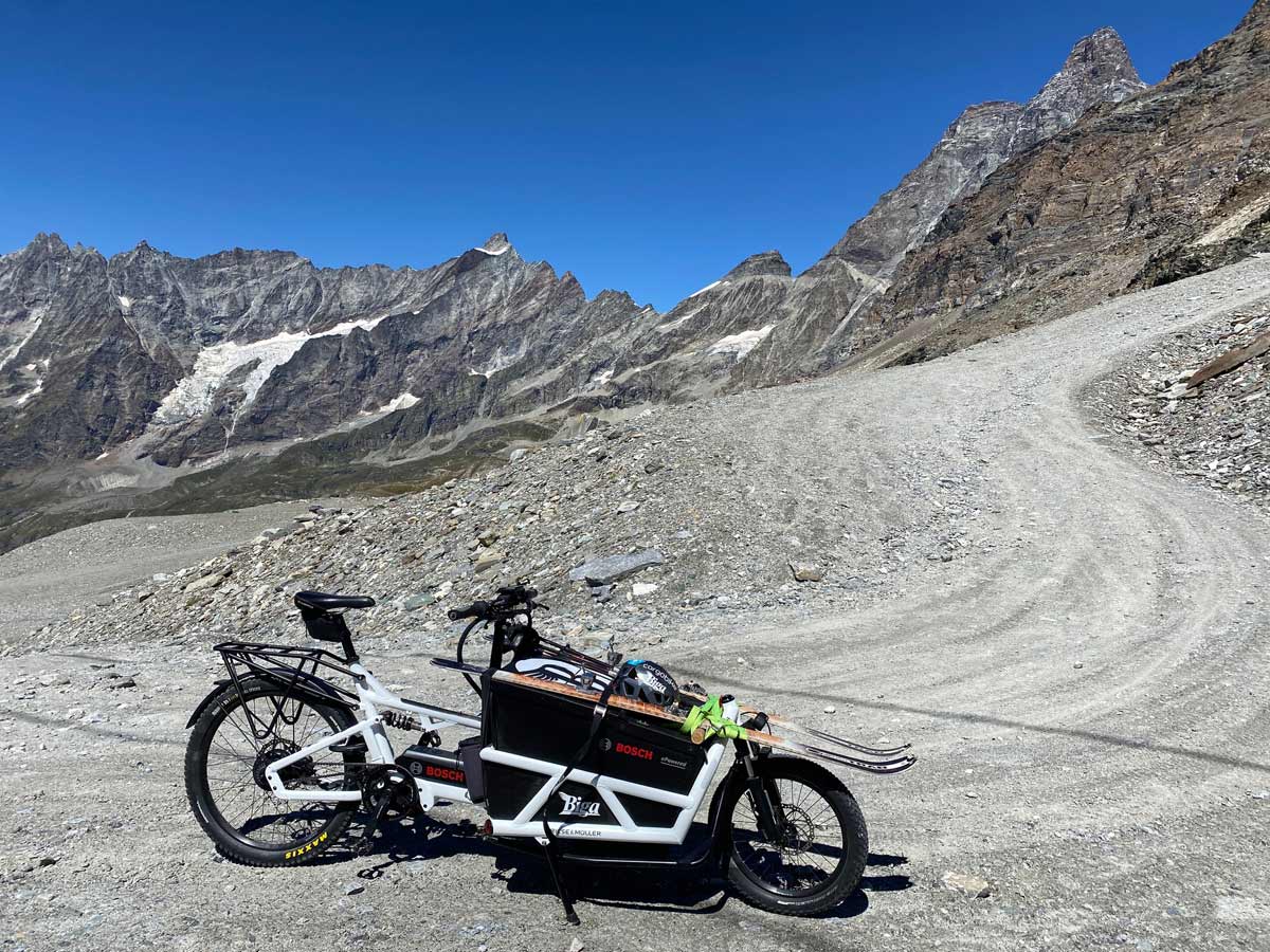 Pura follia: una cargo bike in alta montagna