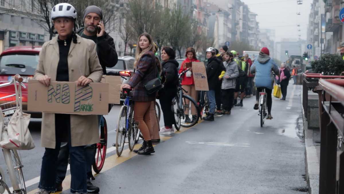 Ciclabile umana, Milano raddoppia: flash mob anche a Genova, Napoli e Lecce