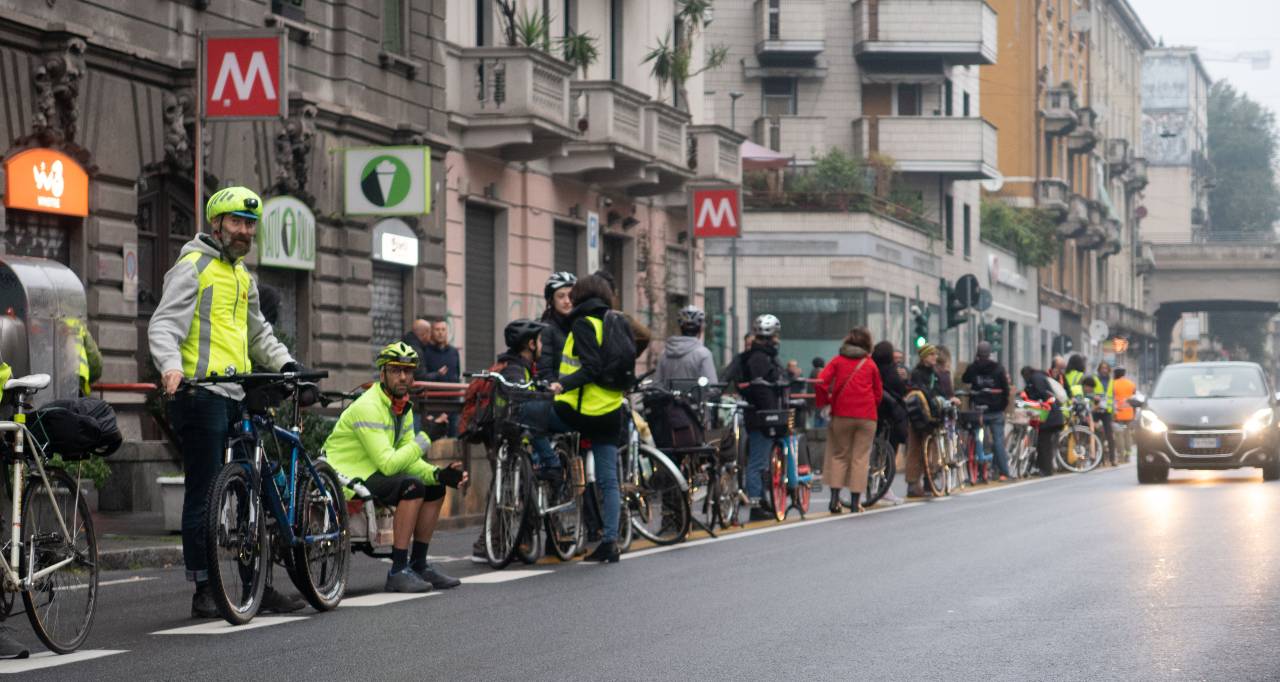 Ciclabile umana in viale monza milano proteggimi sicurezza stradale ciclisti