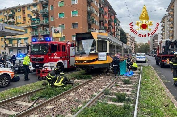 In bici investito dal tram Milano Luca Marangoni
