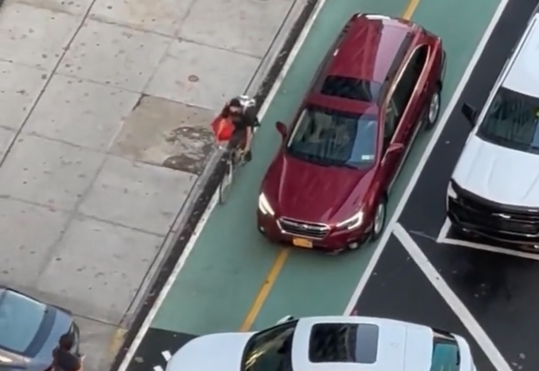 Automobilista bloccato sulla ciclabile a New York [video]