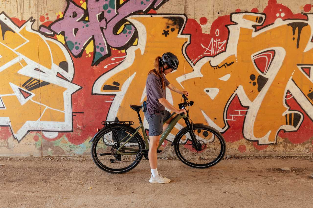 Shimano ciclista urbana murale colorato