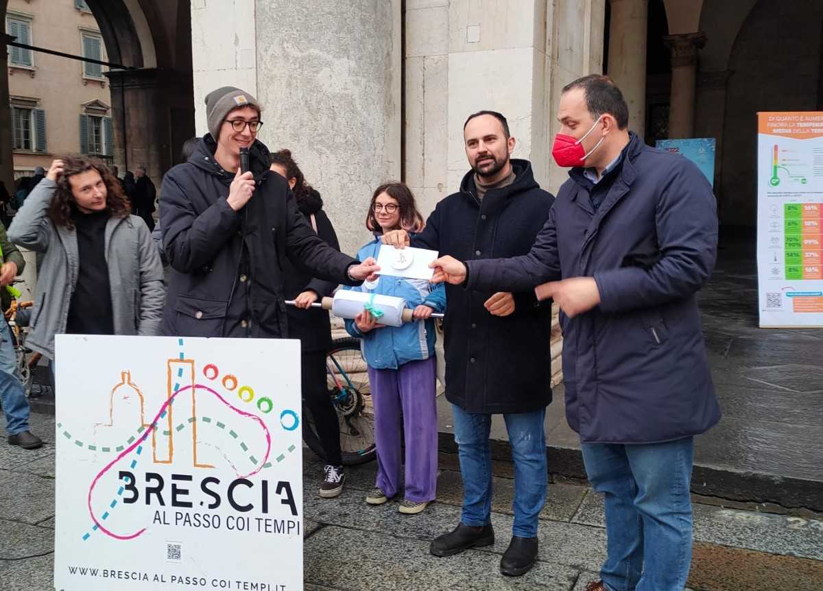 Brescia consegna firme pedonalizzazione