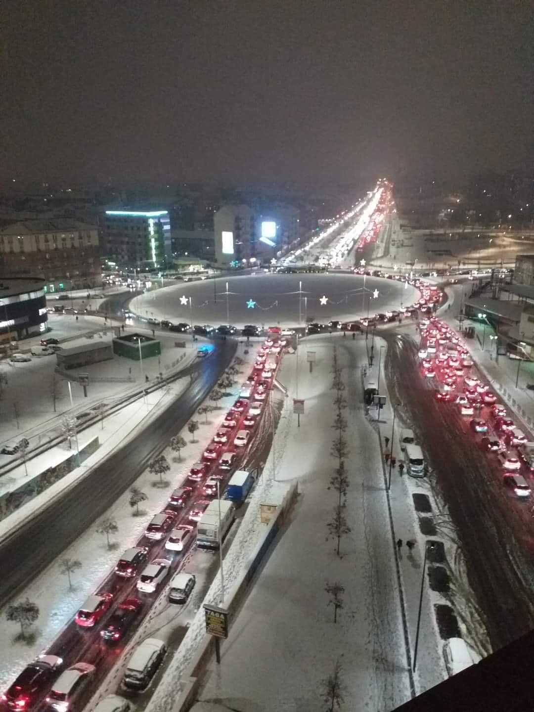 Neve a Torino Piazza Baldissera traffico auto in tilt
