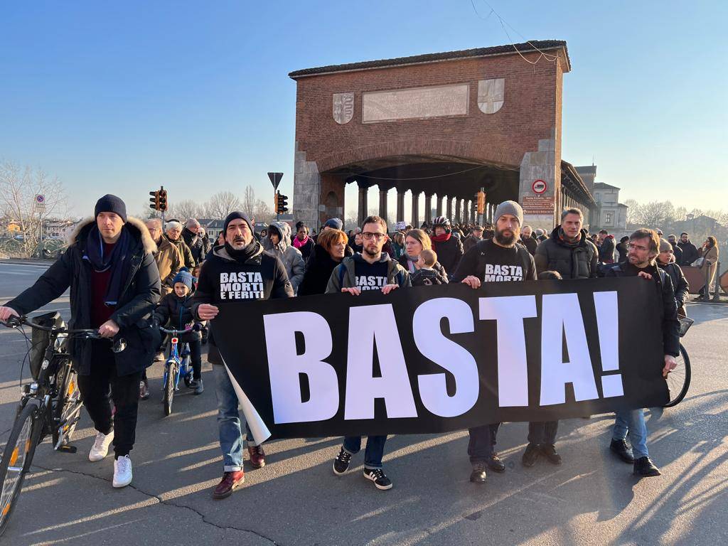 Basta morti in strada manifestazione a Pavia per ricordare Daniele Marchi investito in bicicletta