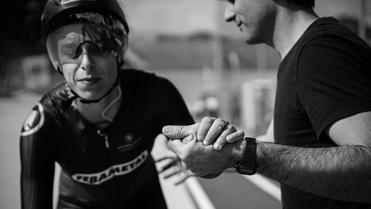 Vittoria Bussi con il suo coach ciclismo su pista allenamento Record dell'Ora