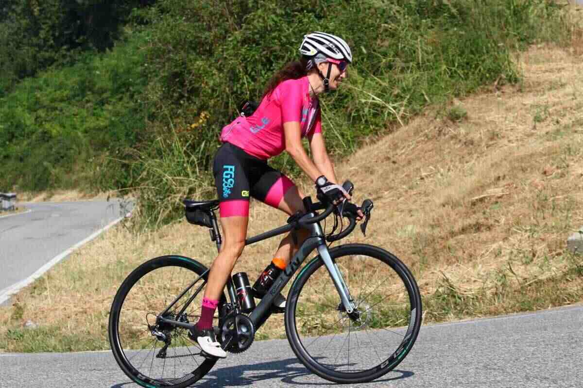 Silvia Grua pedala in salita - I colori della salita libro ciclismo cancro (foto di Stefano Candoni)
