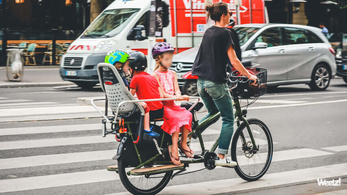 Cargo bike long tail mamma con bambini trasporto bici