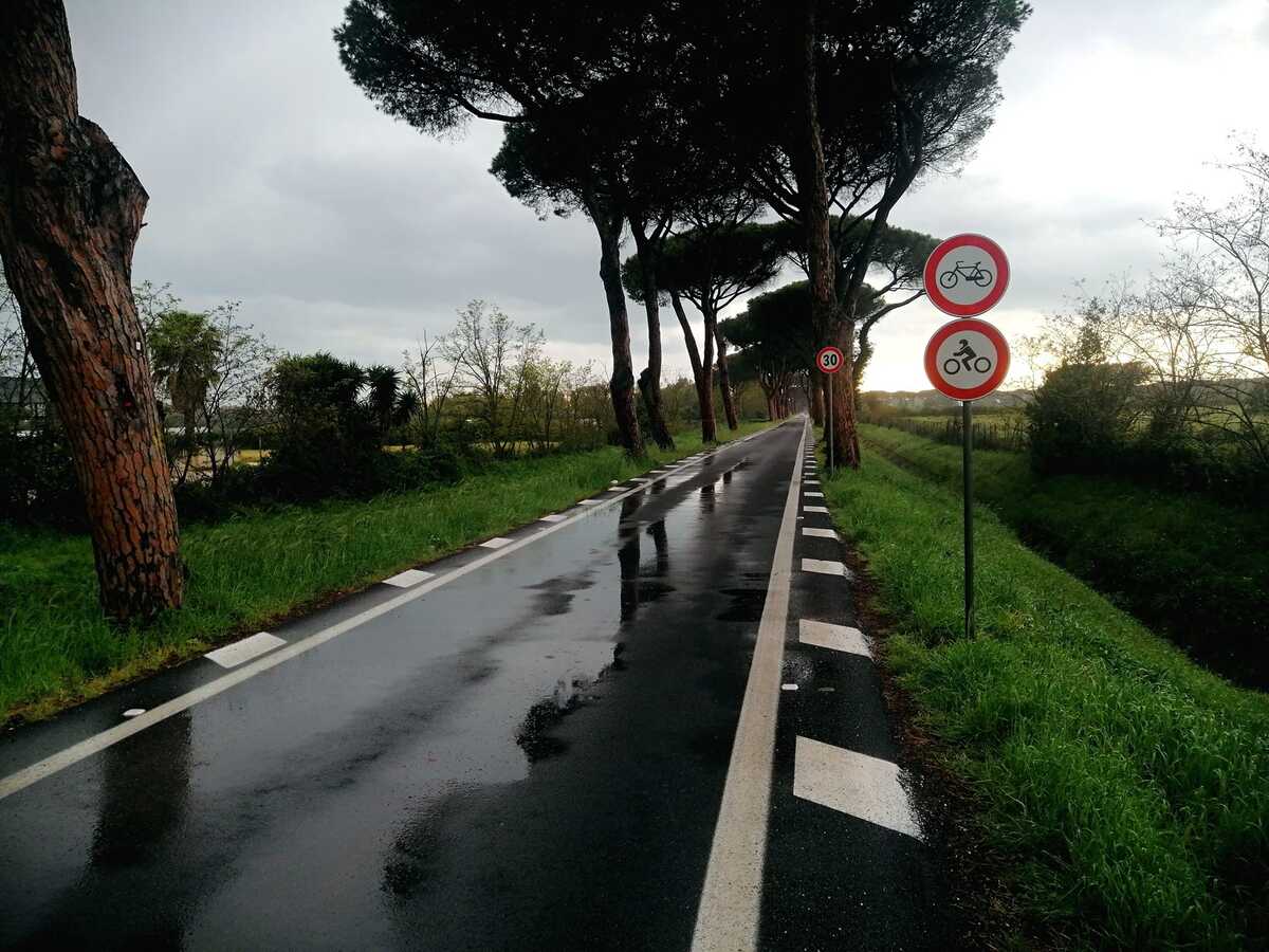 Roma: dopo i lavori la strada riapre alle auto ma ora è vietata alle bici