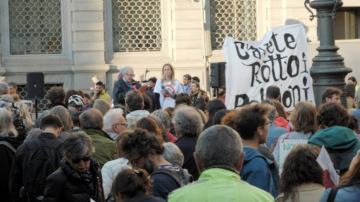 Cittadini sotto Palazzo Marino - Ci avete rotto i polmoni
